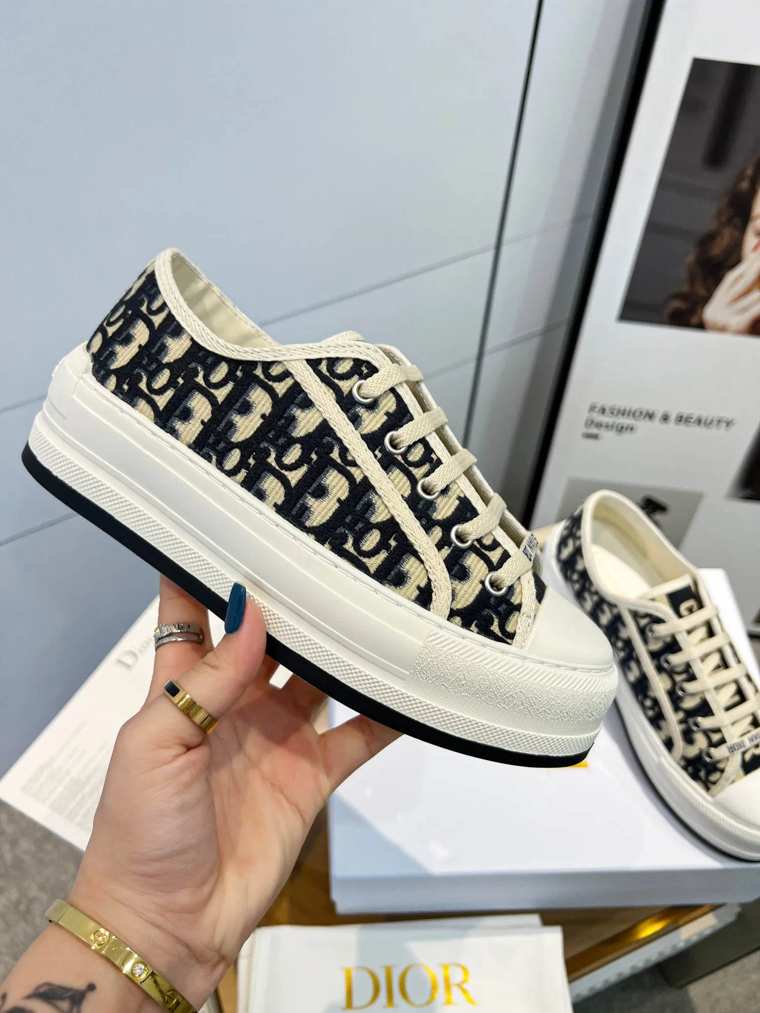 👟👟Ex-factory price 520 women's shoes factory Dior Dior's latest spring and summer catwalk style casual thick-soled cloth shoes. It is hard to find one shoe in the counter. Jin Zhixiu has the same style with many Internet celebrities. The fried chicken on the feet is versatile, genuine Taikoo Hui purchase and development. High-end customized upper material, 3D electric embroidered three-dimensional cloth surface, the outsole is perfectly reproduced, the foot feels very comfortable, the original full set of packaging code number 35-40 (41 customized)